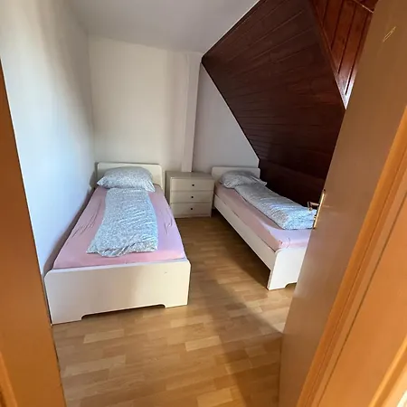Monteur-house Oberursel - Frankfurt 9 Fuer Bis Zu 15 Personen Apartment